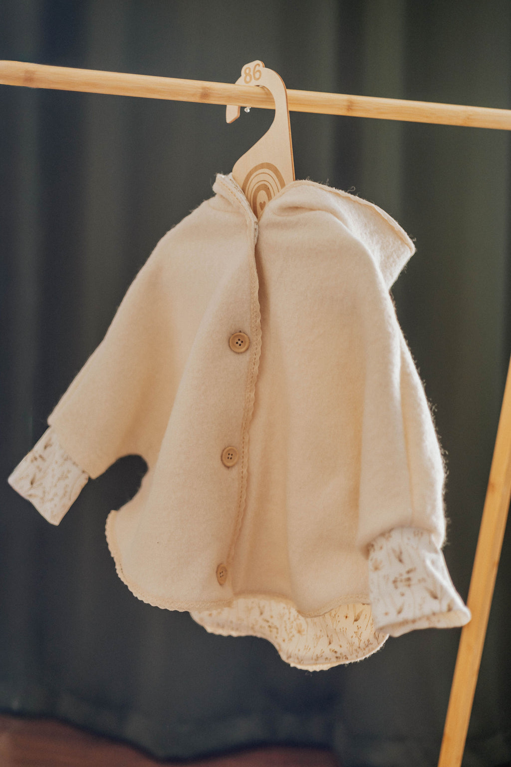 Babyjacke Mädchen 86 – Handgemachte Babyjacke Beige mit Spitze – Baby Cardigan – Mädchen Jacke – Geschenk zur Geburt – Baby Kleidung