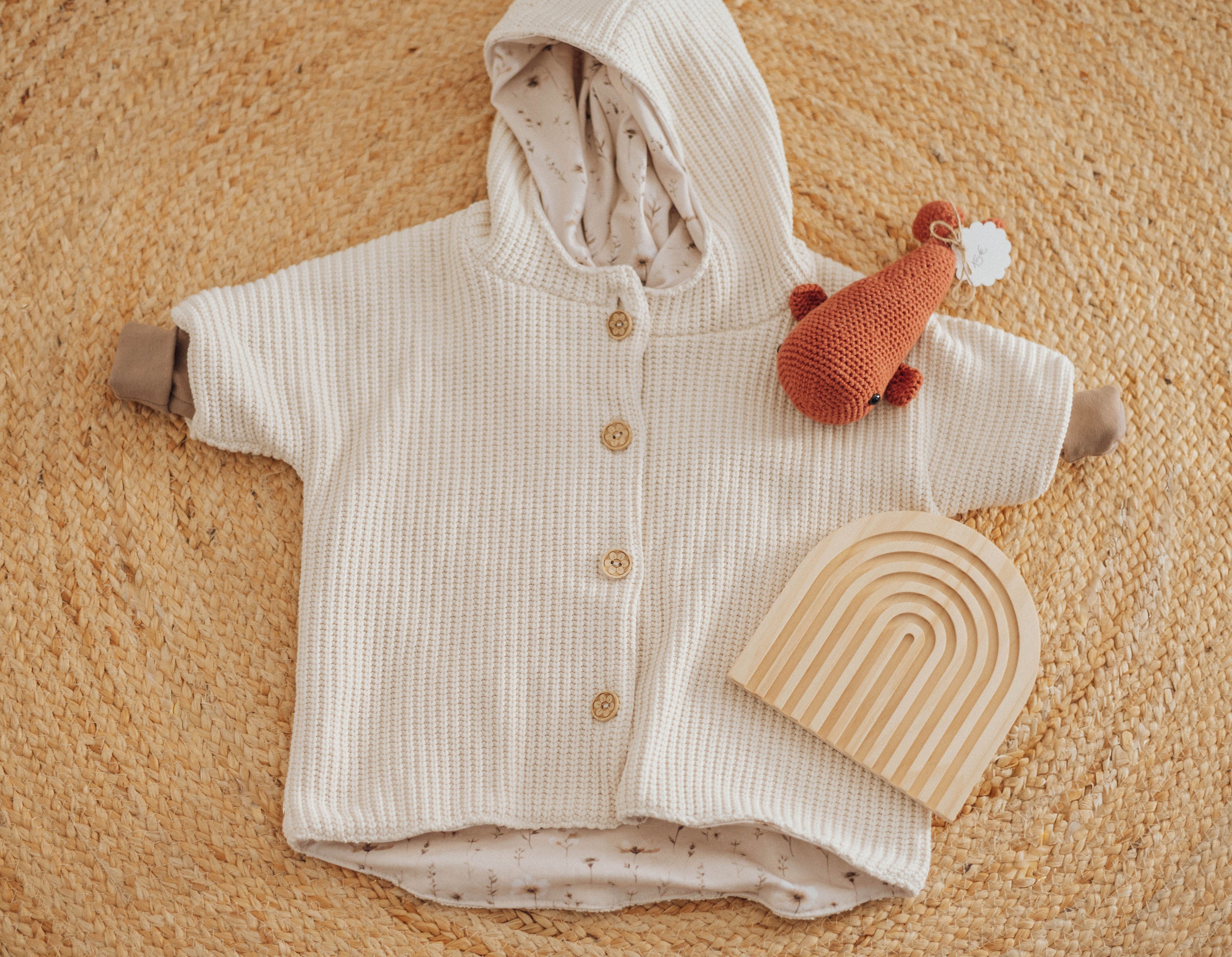 Oversized Jacke mit Kapuze – Strickstoff – Blumenjersey Futter – Holzknöpfe – Größe 68 – Handgemacht