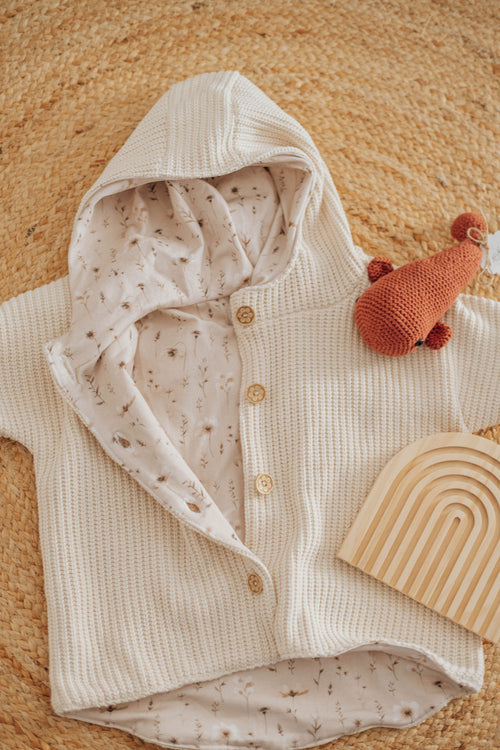 Oversized Jacke mit Kapuze – Strickstoff – Blumenjersey Futter – Holzknöpfe – Größe 68 – Handgemacht