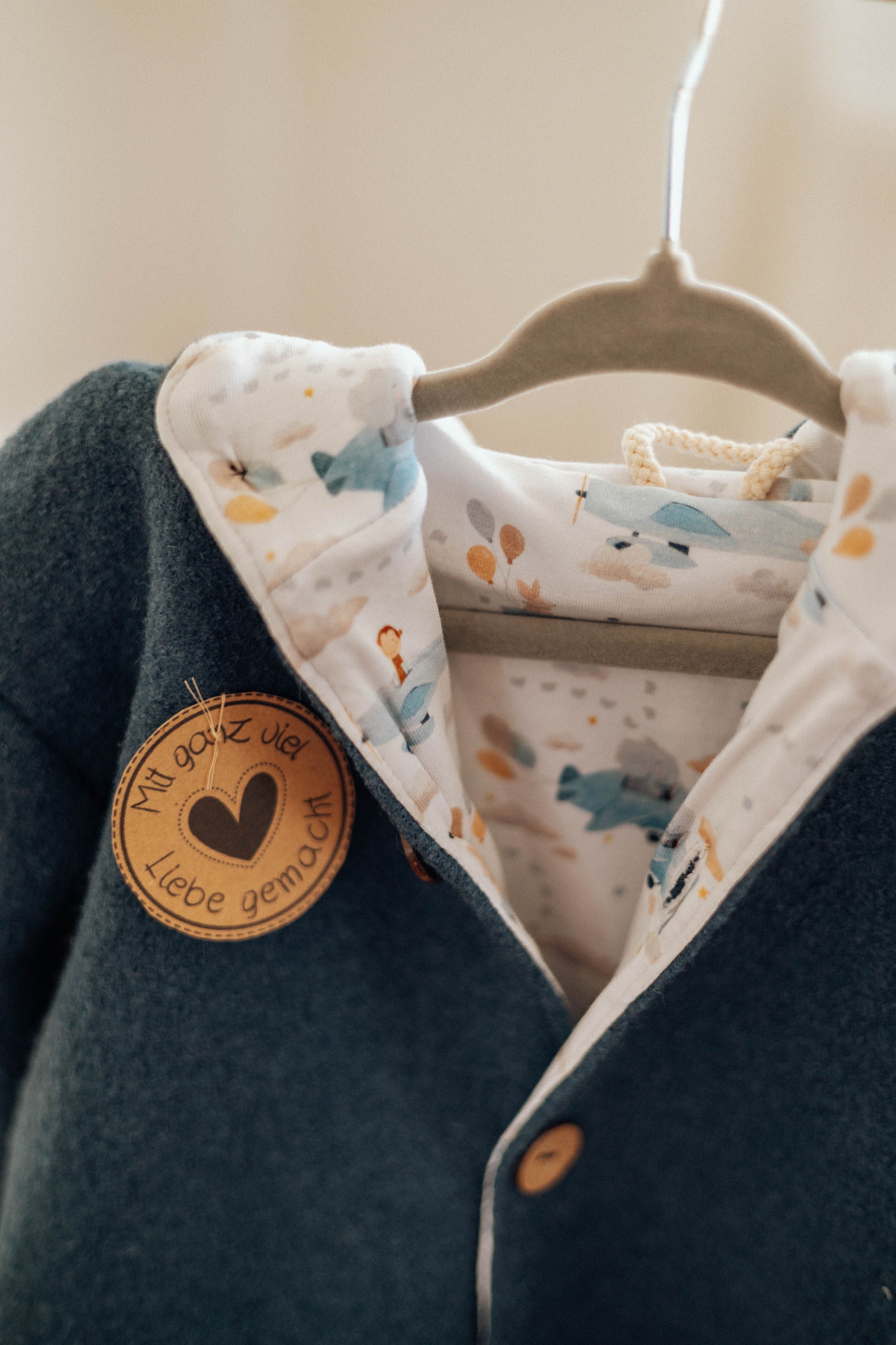 Walkjacke mit Kapuze – Größe 134 – Handgemacht – Innen Baumwolljersey – Kinderjacke